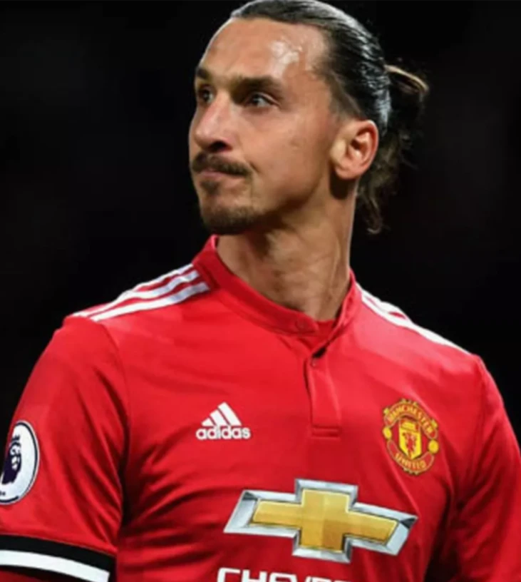 The change in Zlatan’s nose post-surgery was not drastic, suggesting that he received treatment from a highly skilled specialist. The large bump on top of his nose appeared to have been removed.